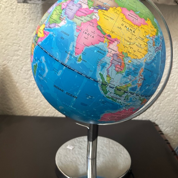 Illuminated Globe with Constellations - Picture 2 of 11